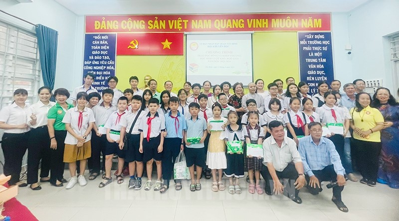 Năm học mới 2024-2025, thêm nhiều suất học bổng được trao cho học sinh hoàn cảnh khó khăn  - Ảnh 1.