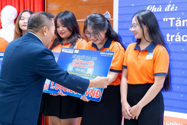 HUTECH và Nam A Bank hợp tác đào tạo, trao học bổng cho sinh viên- Ảnh 3.