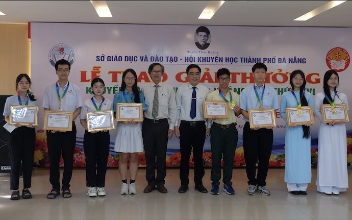 Đ&agrave; Nẵng trao Giải thưởng Khuyến t&agrave;i Huỳnh Th&uacute;c Kh&aacute;ng, vinh danh 42 học sinh xuất sắc - Ảnh 2.