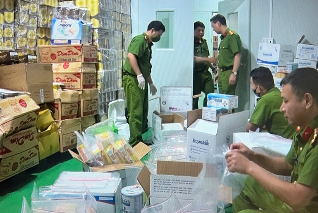 CẢNH SÁT ĐIỀU TRA LÀM VIỆC TẠI CƠ SỞ SẢN XUẤT CỦA CÔNG TY SỮA HÀ LAN