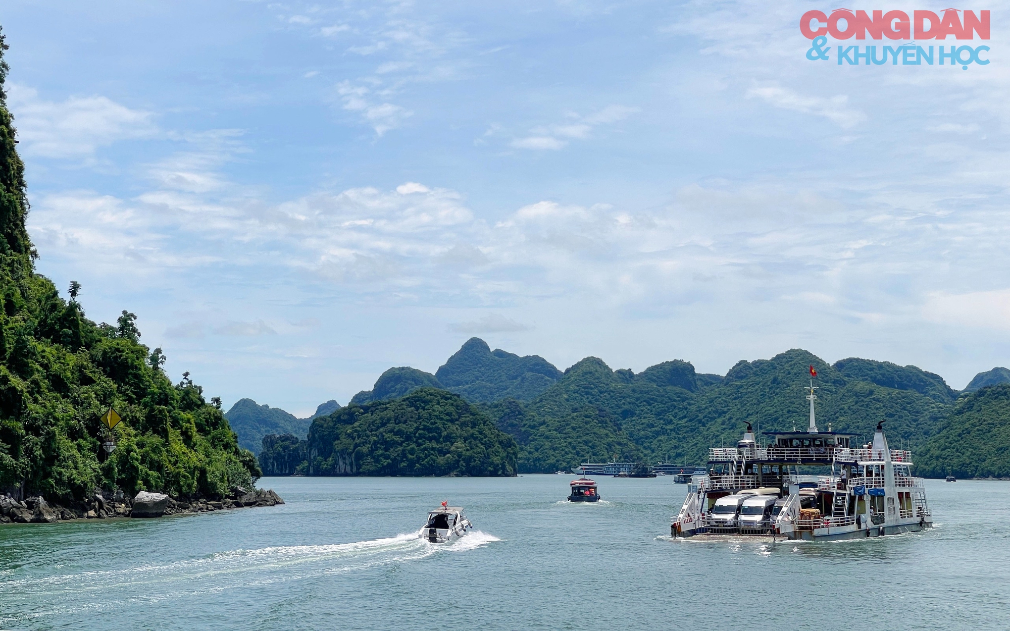 Ngắm vịnh Hạ Long trên phà qua biển Tuần Châu - Cát Bà - Ảnh 8.