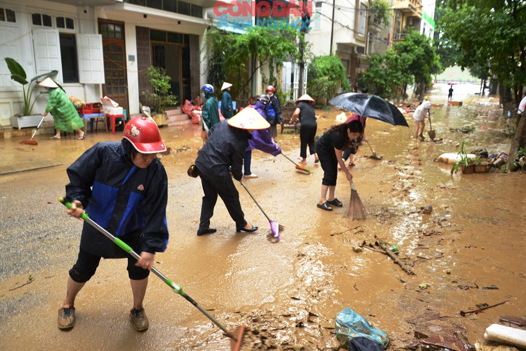 Lũ rút, người dân Lào Cai dọn dẹp nhà cửa, tài sản - Ảnh 1.