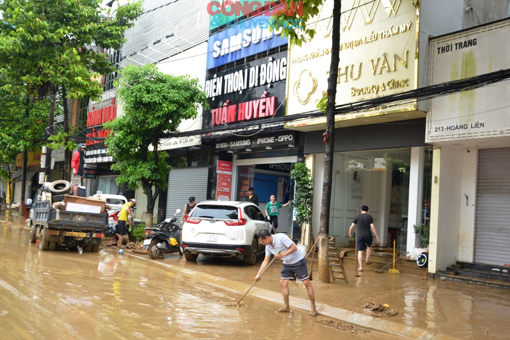 Lũ rút, người dân Lào Cai dọn dẹp nhà cửa, tài sản - Ảnh 6.