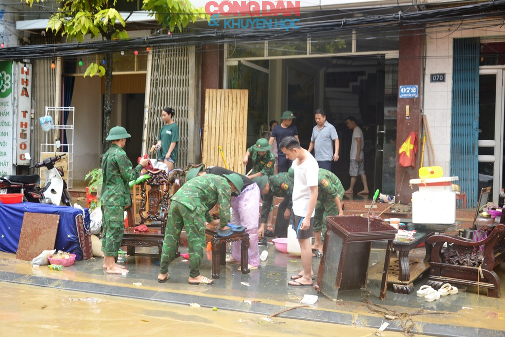 Lũ rút, người dân Lào Cai dọn dẹp nhà cửa, tài sản - Ảnh 10.