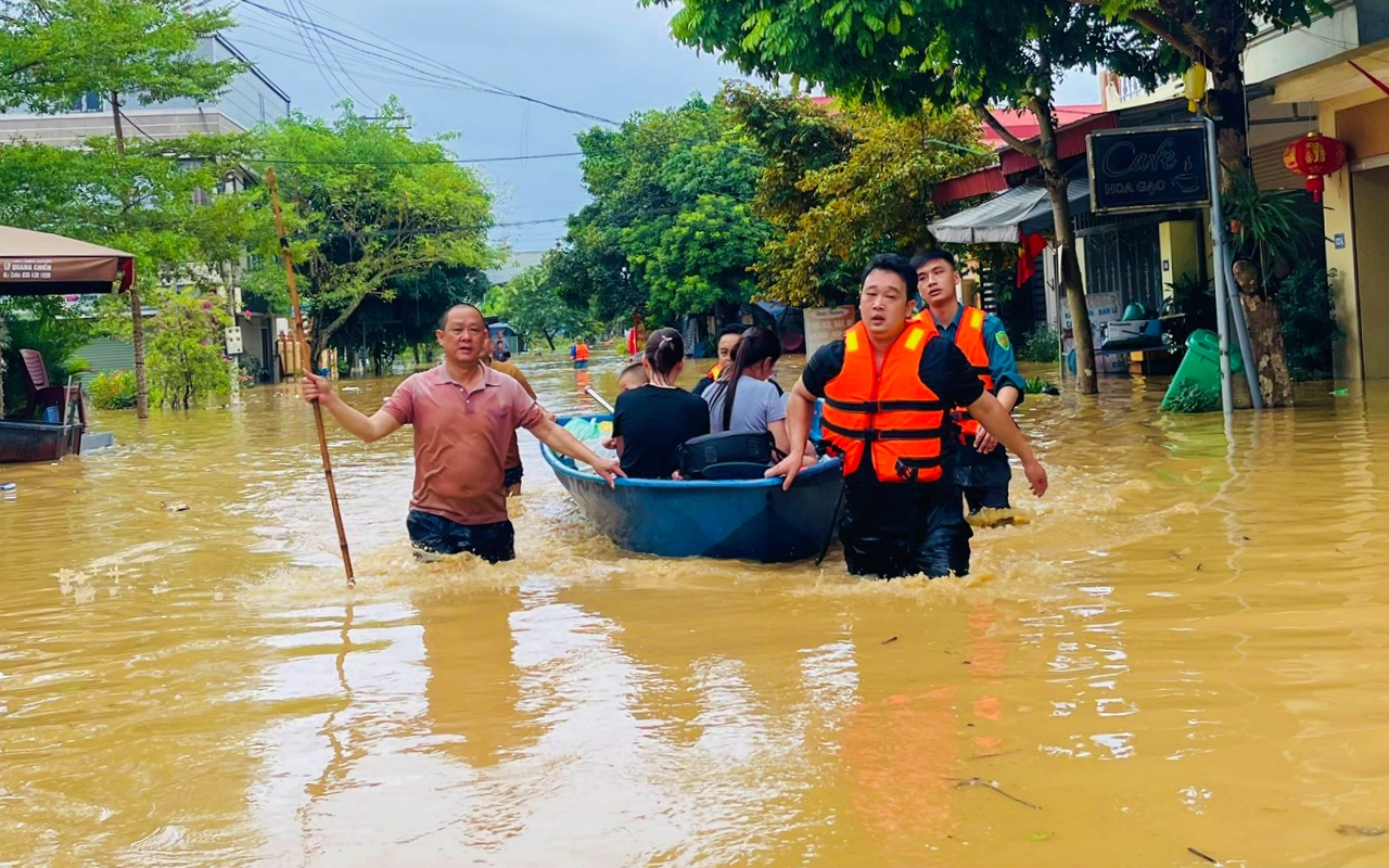 Lũ sông Hồng lớn nhất trong vòng 60 năm qua, cảnh báo Hà Nội ngập nhiều tuyến phố - Ảnh 3.