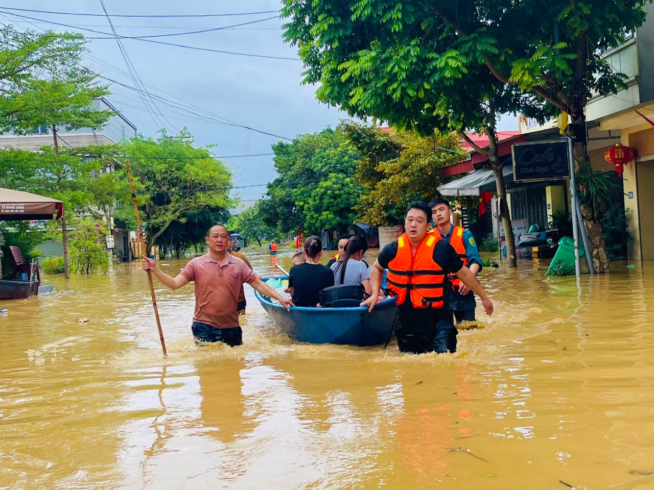 Tuyệt đối không để người dân bị đói rét trong bão lũ