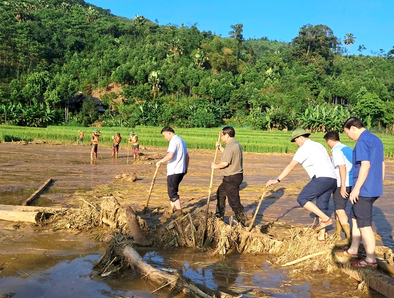 Thủ tướng Chính phủ Phạm Minh Chính đến Làng Nủ thăm hỏi bà con bị lũ quét - Ảnh 2.