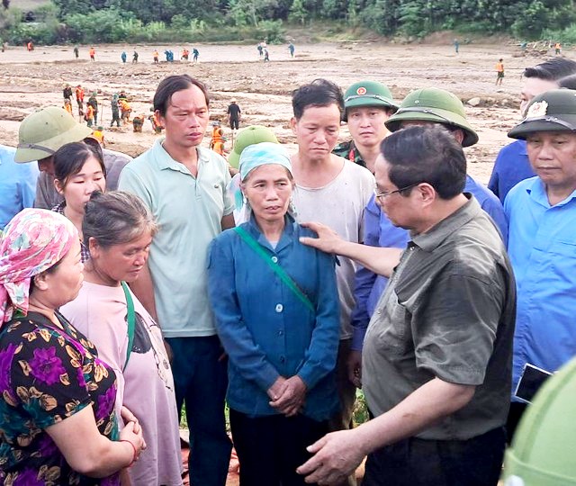 Thủ tướng Chính phủ Phạm Minh Chính đến Làng Nủ thăm hỏi bà con bị lũ quét - Ảnh 1.