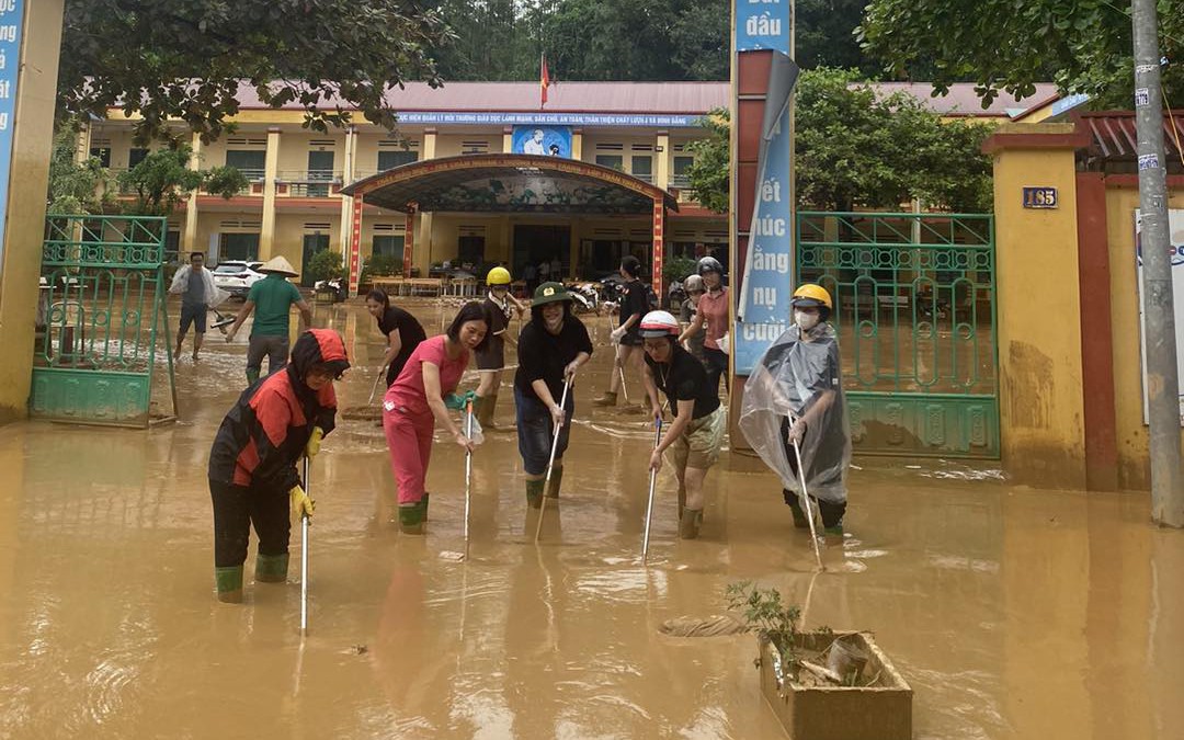 Nhiều trường học ở các tỉnh "tâm lũ" đón học sinh trở lại - Ảnh 2.