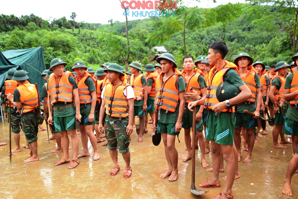 Làng Nủ: Hơn 600 chiến sĩ bộ đội, công an chạy đua với thời gian tìm kiếm nạn nhân- Ảnh 3.