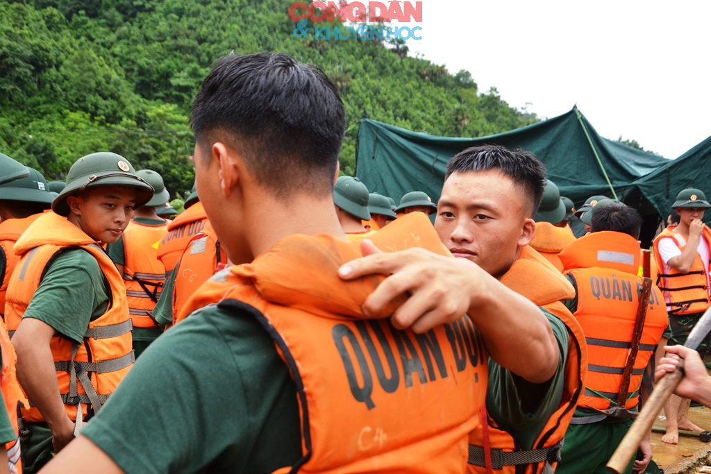 Làng Nủ: Hơn 600 chiến sĩ bộ đội, công an chạy đua với thời gian tìm kiếm nạn nhân- Ảnh 5.