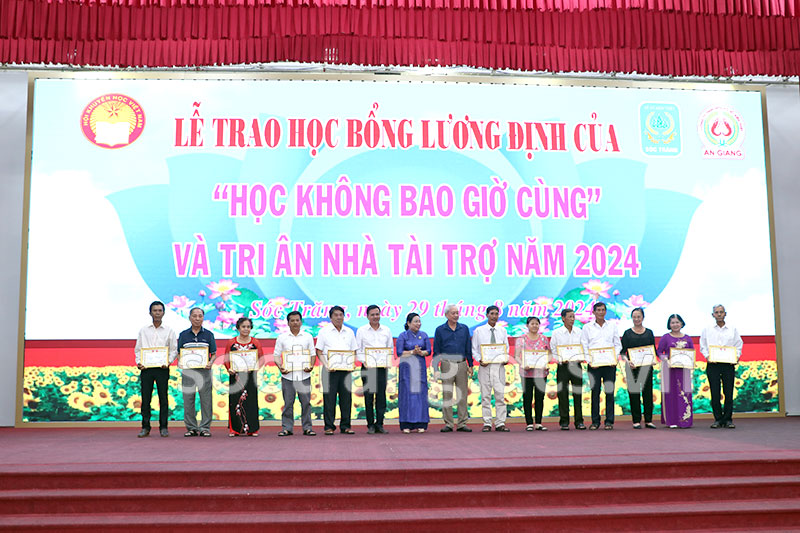 Sóc Trăng lần đầu tiên hưởng ứng chương trình trao học bổng “Học không bao giờ cùng” - Ảnh 1.