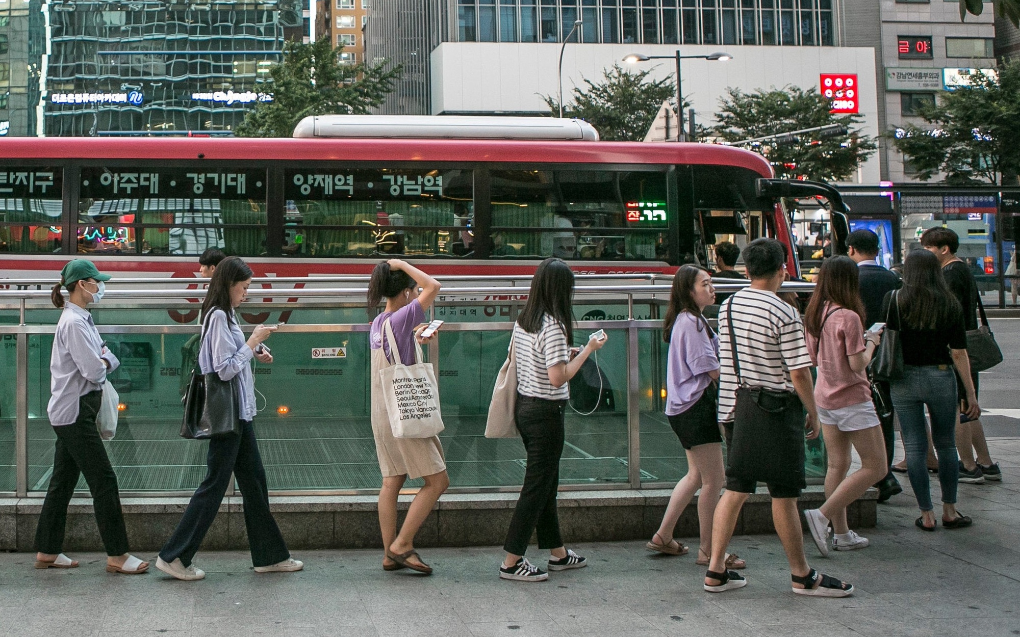 Tương lai việc làm trong thời đại AI: Nâng cấp kỹ năng hay bị bỏ lại? - Ảnh 3.