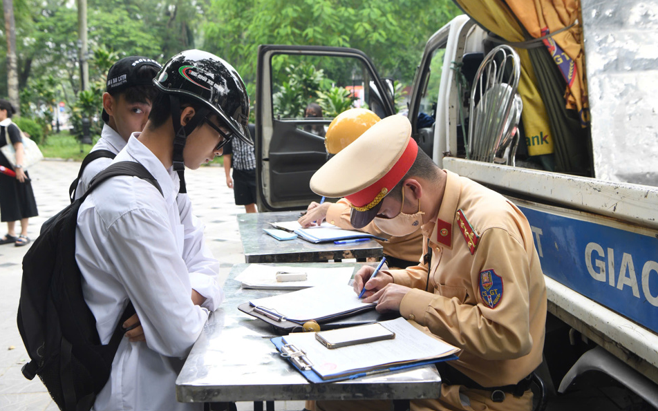 63 tỉnh thành phát động học sinh nghiêm chỉnh chấp hành pháp luật về an toàn giao thông - Ảnh 1.