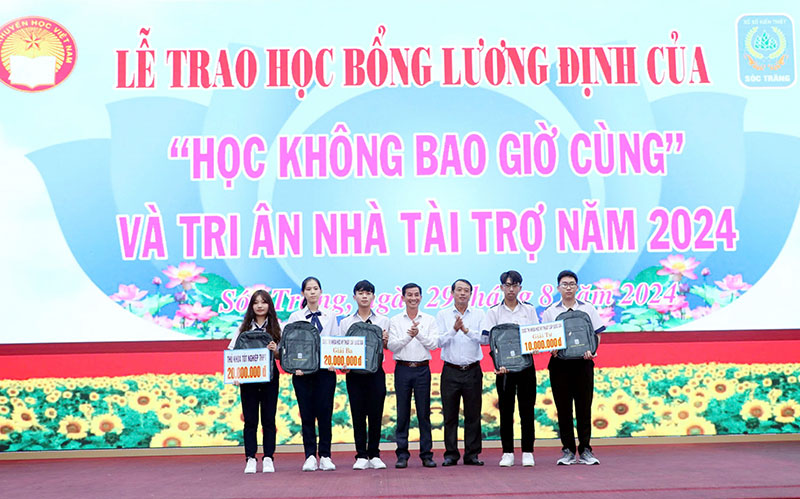 Trao học bổng Lương Định Của “Học không bao giờ cùng” cho 570 học sinh, sinh viên vượt khó hiếu học - Ảnh 1.