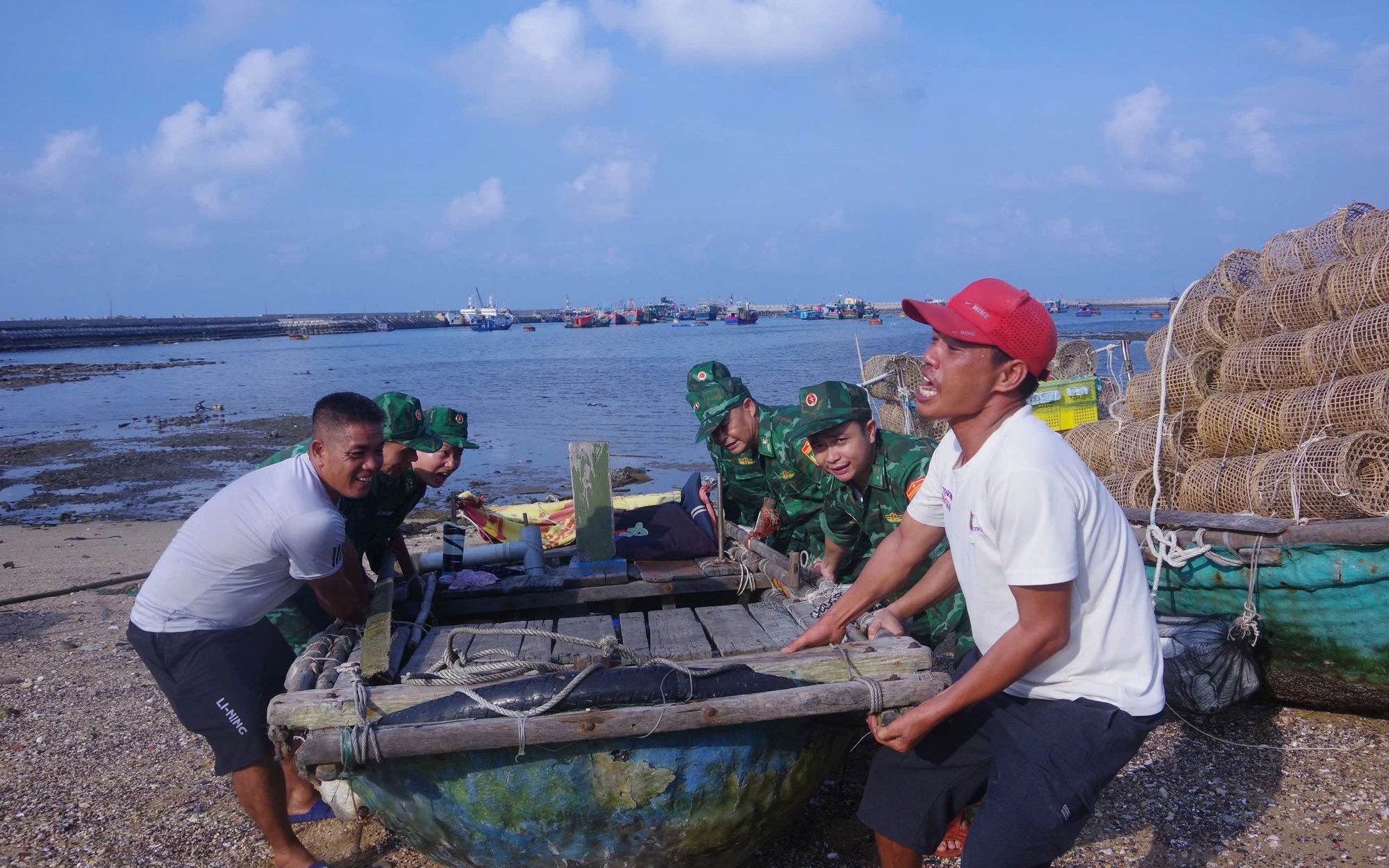 Ảnh hưởng bão số 3: Cây đổ khiến 1 người tử vong tại Hà Nội - Ảnh 2.