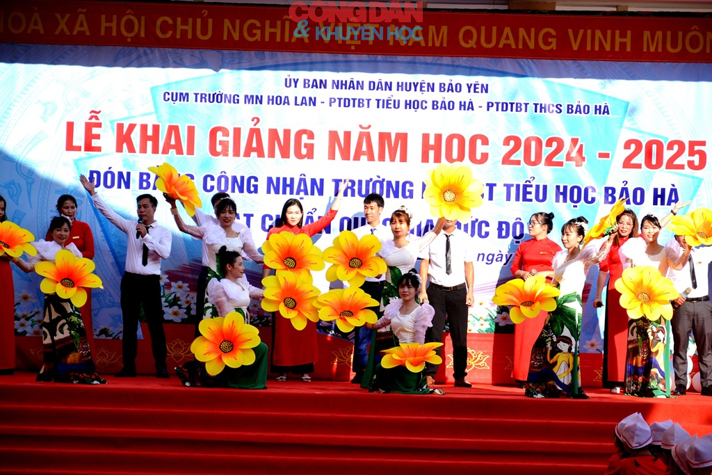 Hơn 235.000  học sinh miền núi Lào Cai khai giảng năm học mới 2024-2025 - Ảnh 2.