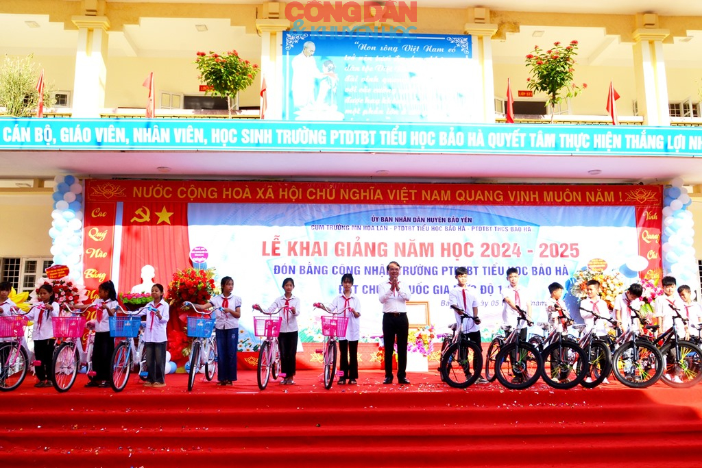 Hơn 235.000  học sinh miền núi Lào Cai khai giảng năm học mới 2024-2025 - Ảnh 10.