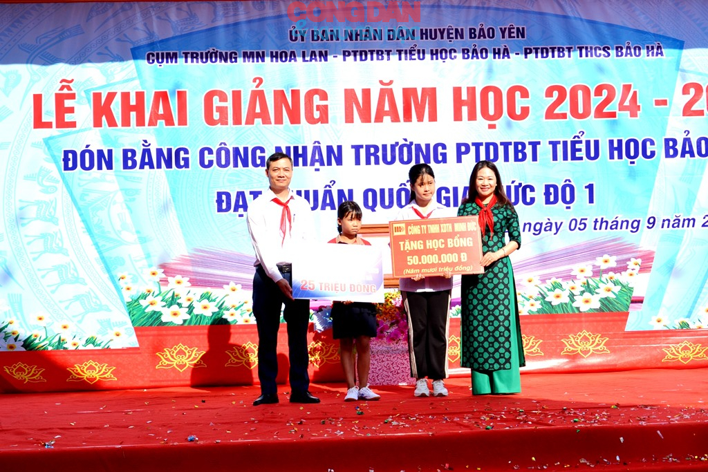 Hơn 235.000  học sinh miền núi Lào Cai khai giảng năm học mới 2024-2025 - Ảnh 13.