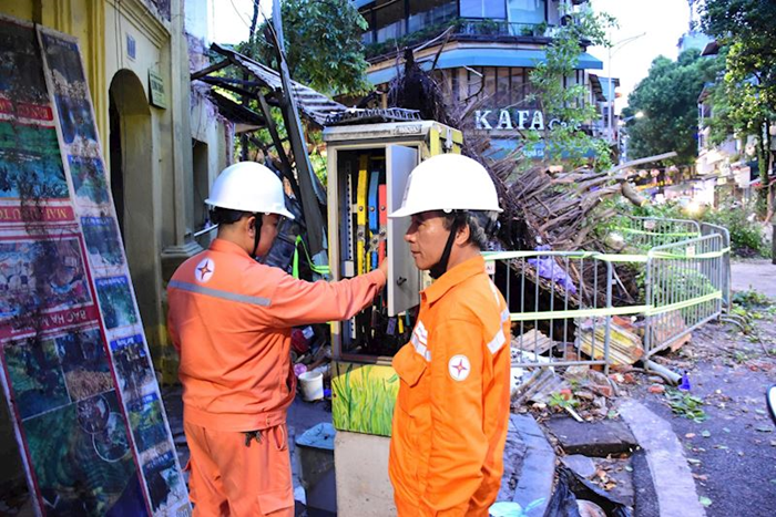 Khuyến cáo người dân sử dụng điện an toàn trong mưa bão - Ảnh 1.