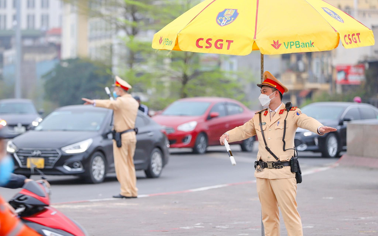 Cố tình "leo vỉa hè”, người đi xe máy bị phạt đến bao nhiêu? - Ảnh 1.