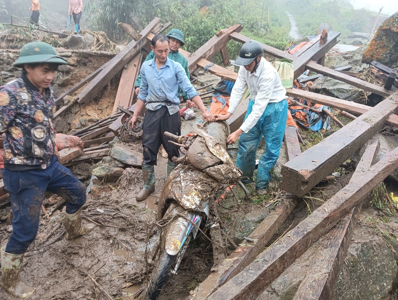 Lào Cai: Sáng lên những việc làm vì dân, những tấm lòng nhân ái trong bão lũ - Ảnh 3.
