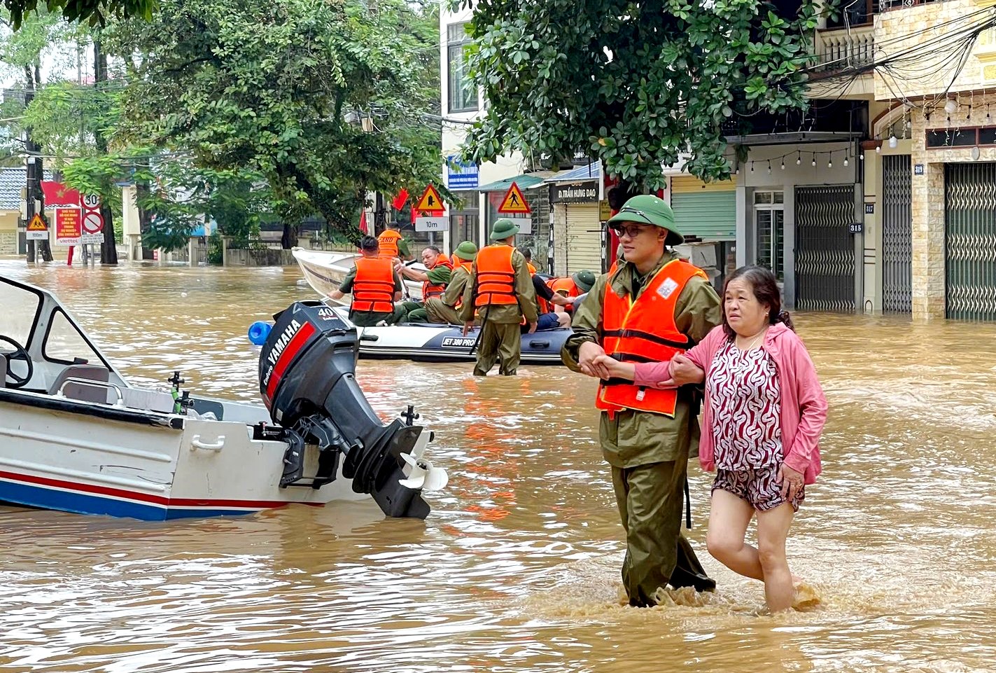 Lào Cai: Sáng lên những việc làm vì dân, những tấm lòng nhân ái trong bão lũ - Ảnh 6.