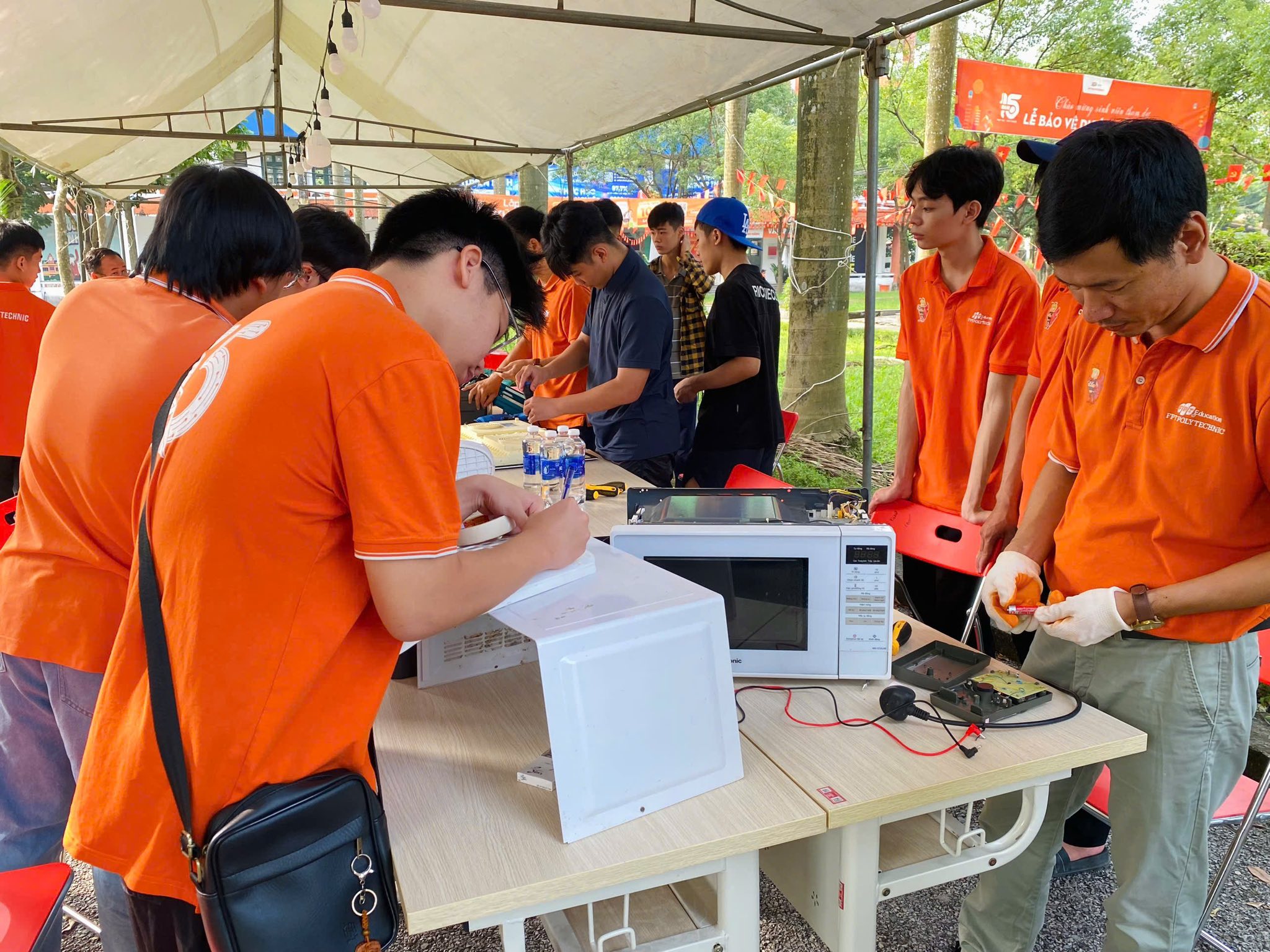 Thầy trò Trường Cao đẳng FPT Polytechnic sửa chữa miễn phí đồ điện tử giúp người dân vùng lũ Thái Nguyên- Ảnh 6.