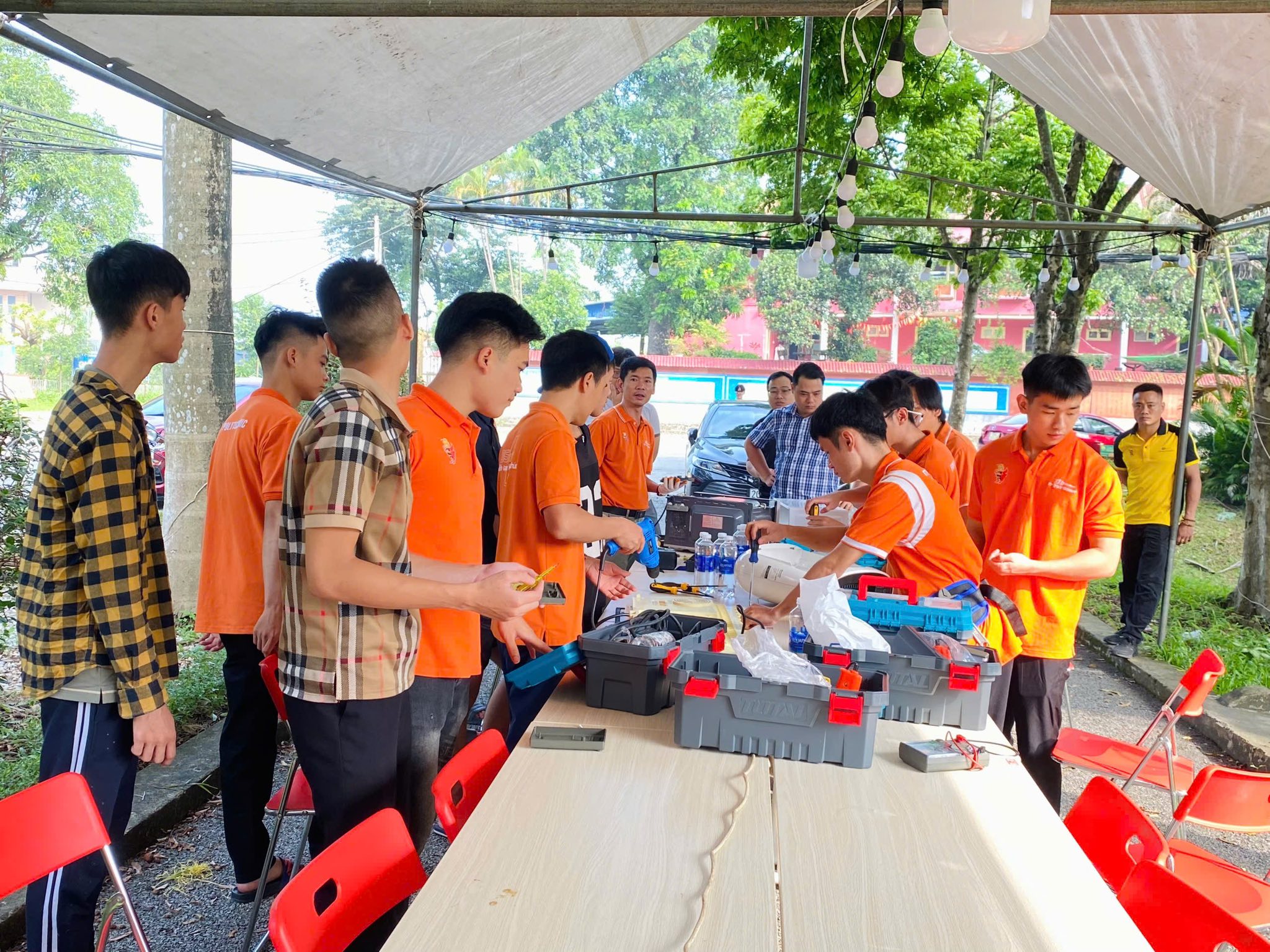 Thầy trò Trường Cao đẳng FPT Polytechnic sửa chữa miễn phí đồ điện tử giúp người dân vùng lũ Thái Nguyên- Ảnh 7.