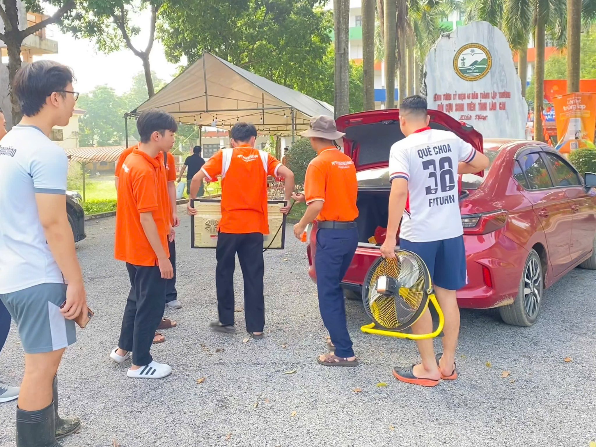 Thầy trò Trường Cao đẳng FPT Polytechnic sửa chữa miễn phí đồ điện tử giúp người dân vùng lũ Thái Nguyên- Ảnh 8.
