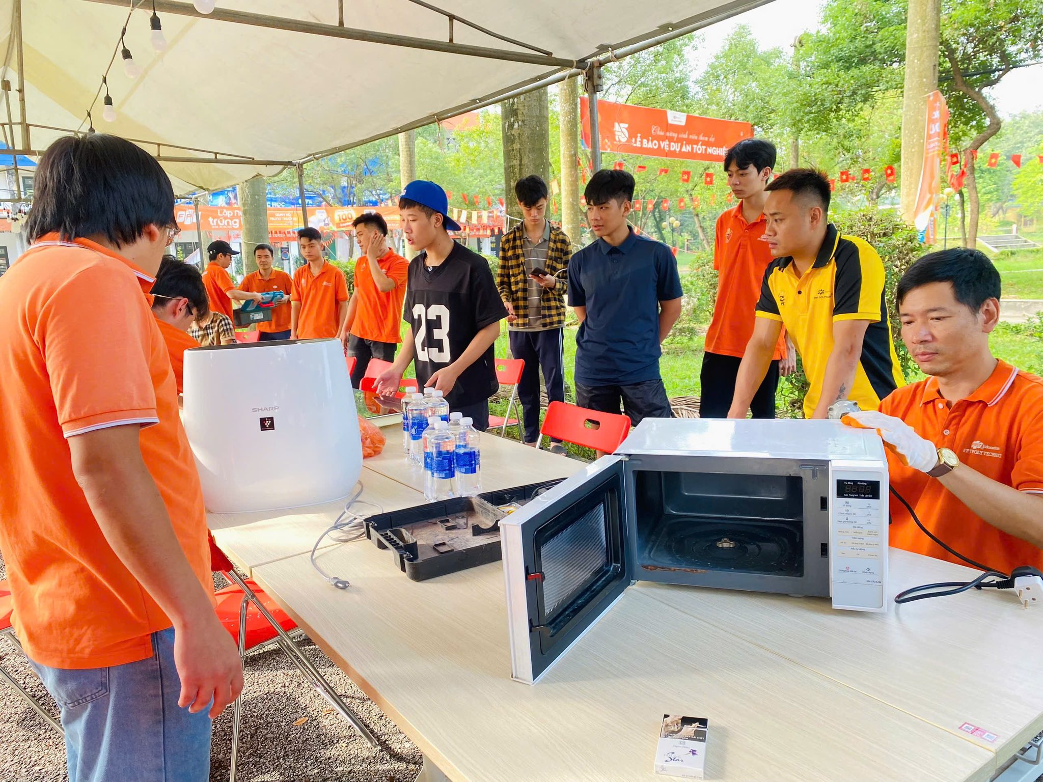 Thầy trò Trường Cao đẳng FPT Polytechnic sửa chữa miễn phí đồ điện tử giúp người dân vùng lũ Thái Nguyên- Ảnh 3.