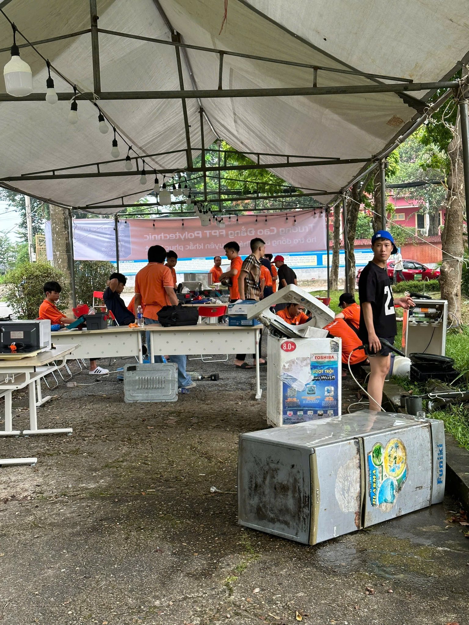 Thầy trò Trường Cao đẳng FPT Polytechnic sửa chữa miễn phí đồ điện tử giúp người dân vùng lũ Thái Nguyên- Ảnh 2.