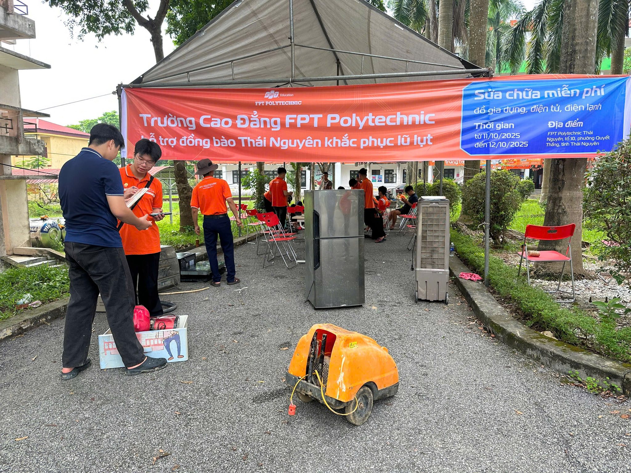 Thầy trò Trường Cao đẳng FPT Polytechnic sửa chữa miễn phí đồ điện tử giúp người dân vùng lũ Thái Nguyên- Ảnh 1.