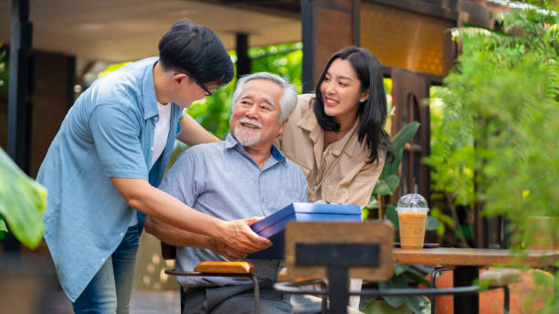Không chỉ nghỉ dưỡng: Du lịch cho người già đang trở thành xu hướng toàn cầu - Ảnh 1.