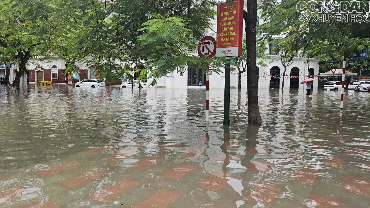 Mưa lớn cùng với triều cường, nhiều tuyến phố ở Hải Phòng chìm trong biển nước - Ảnh 2.