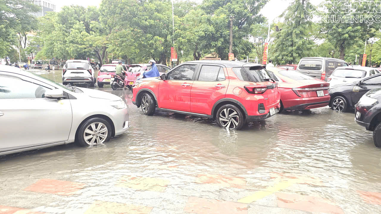Mưa lớn cùng với triều cường, nhiều tuyến phố ở Hải Phòng chìm trong biển nước - Ảnh 4.