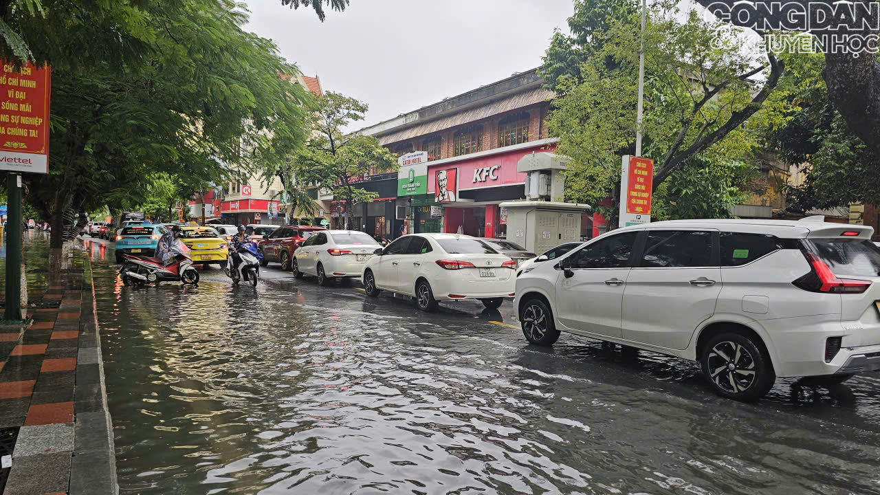 Mưa lớn cùng với triều cường, nhiều tuyến phố ở Hải Phòng chìm trong biển nước - Ảnh 5.