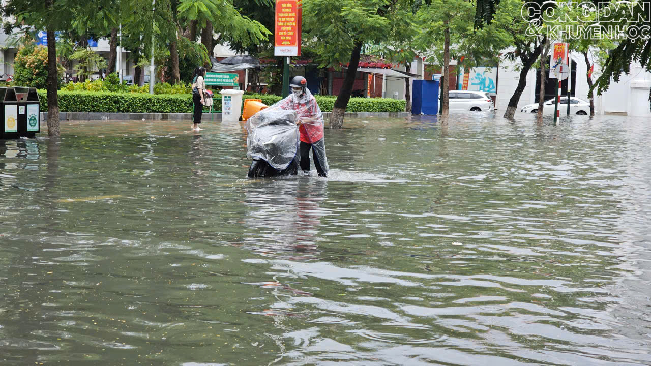 Mưa lớn cùng với triều cường, nhiều tuyến phố ở Hải Phòng chìm trong biển nước - Ảnh 6.