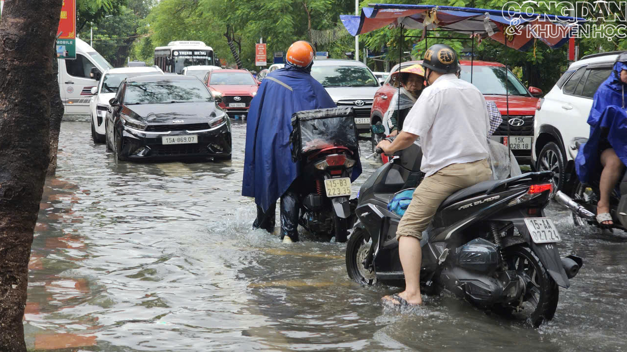 Mưa lớn cùng với triều cường, nhiều tuyến phố ở Hải Phòng chìm trong biển nước - Ảnh 7.