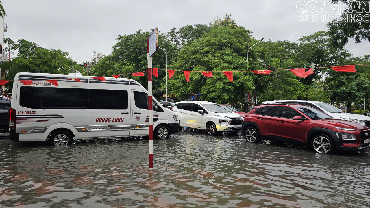 Mưa lớn cùng với triều cường, nhiều tuyến phố ở Hải Phòng chìm trong biển nước - Ảnh 11.