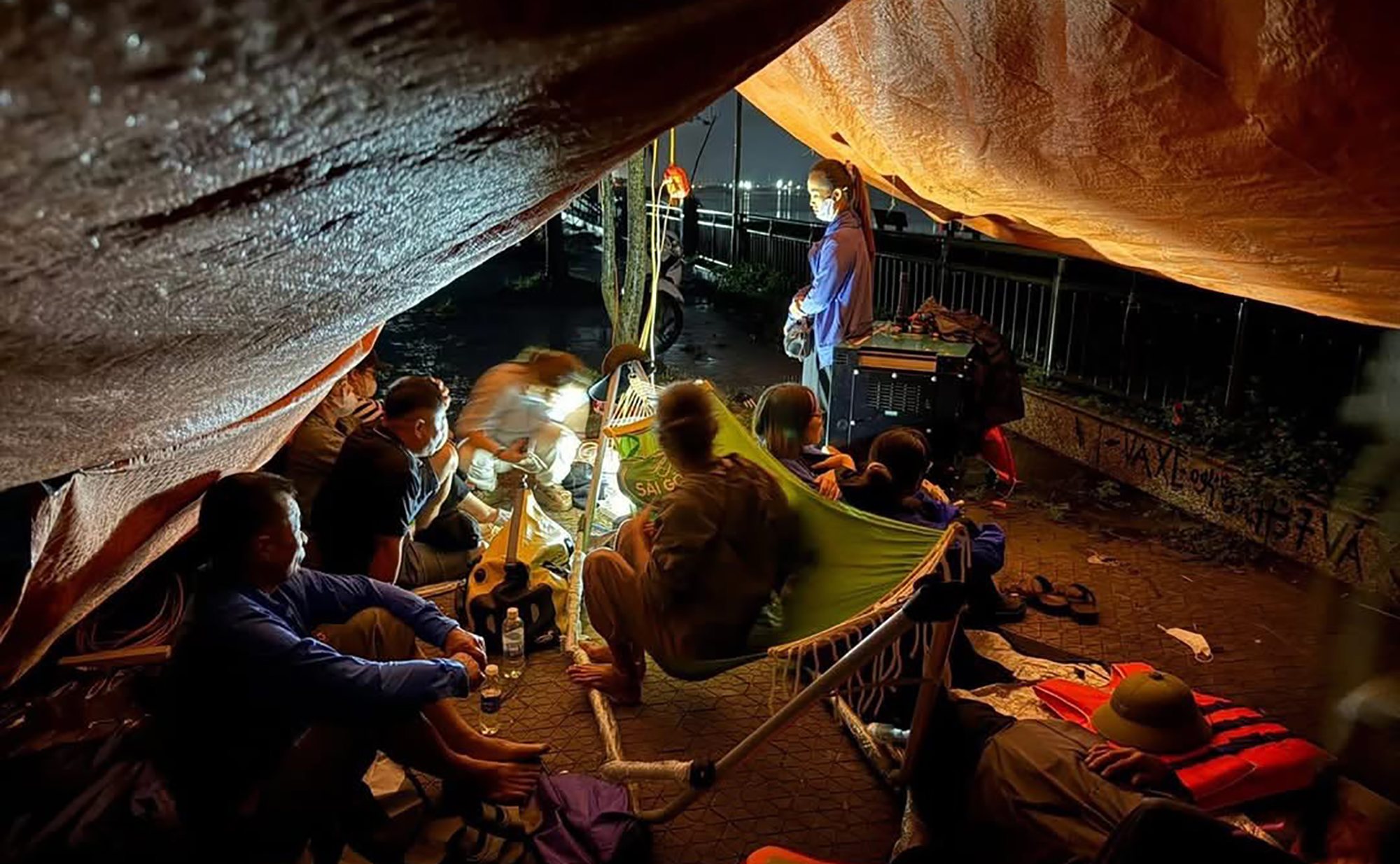 Nghi vấn người đ&agrave;n &ocirc;ng &ocirc;m 2 con nhỏ nhảy cầu s&ocirc;ng Lam