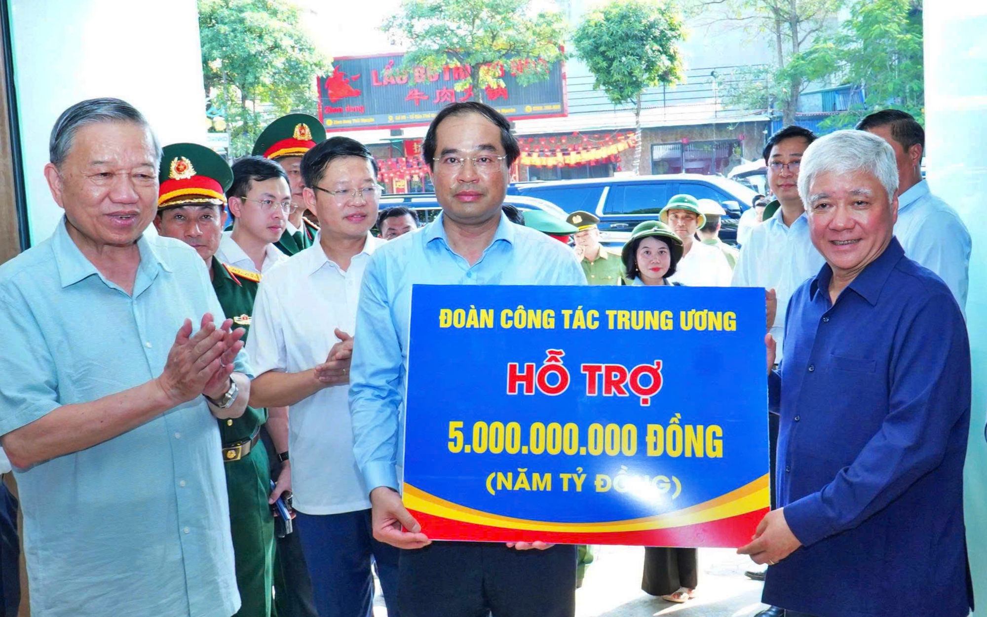 Tổng Bí thư Tô Lâm trao tặng Huân chương Hồ Chí Minh cho Lực lượng vũ trang Quân khu 1 - Ảnh 2.