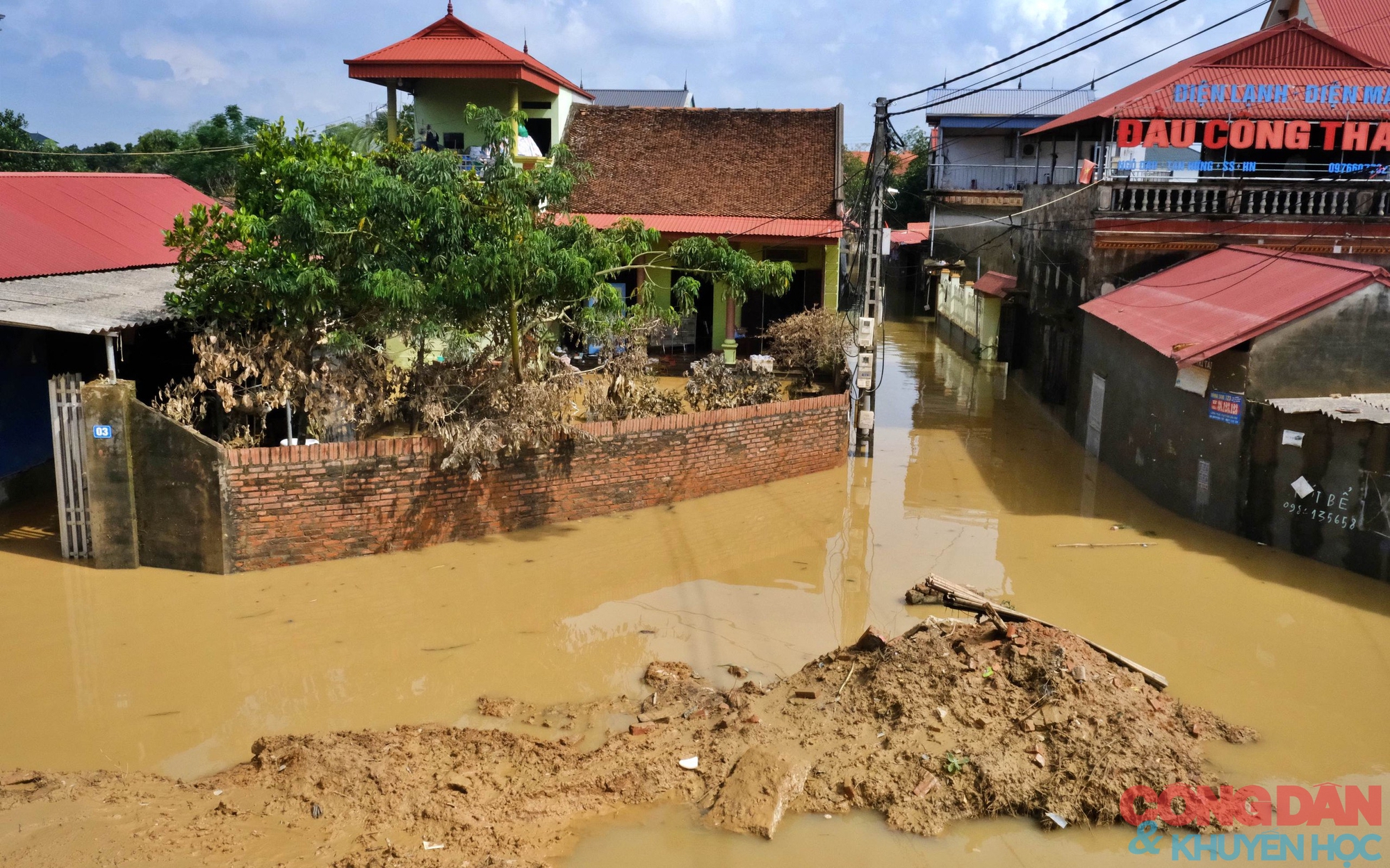Người dân Ngô Đạo vẫn đang ngập trong lũ, oằn mình khắc phục hậu quả- Ảnh 2. Người dân Ngô Đạo vẫn đang ngập trong lũ, oằn mình khắc phục hậu quả- Ảnh 2.