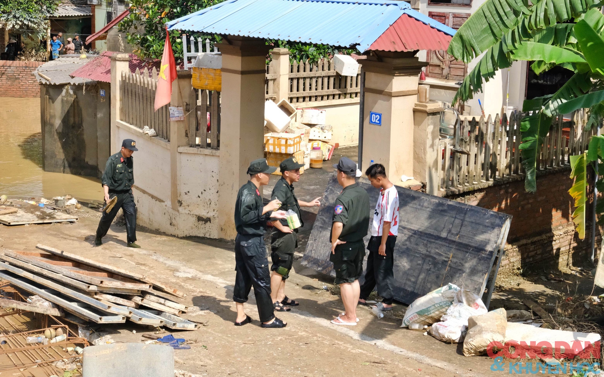 Người dân Ngô Đạo vẫn đang ngập trong lũ, oằn mình khắc phục hậu quả- Ảnh 4. Người dân Ngô Đạo vẫn đang ngập trong lũ, oằn mình khắc phục hậu quả- Ảnh 4.