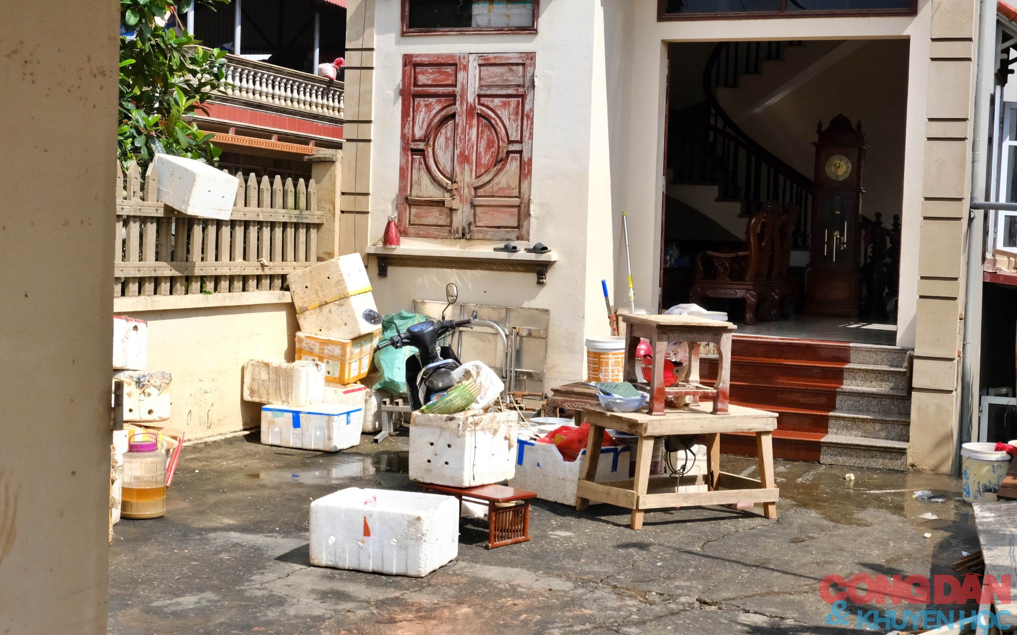 Người dân Ngô Đạo vẫn đang ngập trong lũ, oằn mình khắc phục hậu quả- Ảnh 6. Người dân Ngô Đạo vẫn đang ngập trong lũ, oằn mình khắc phục hậu quả- Ảnh 6.