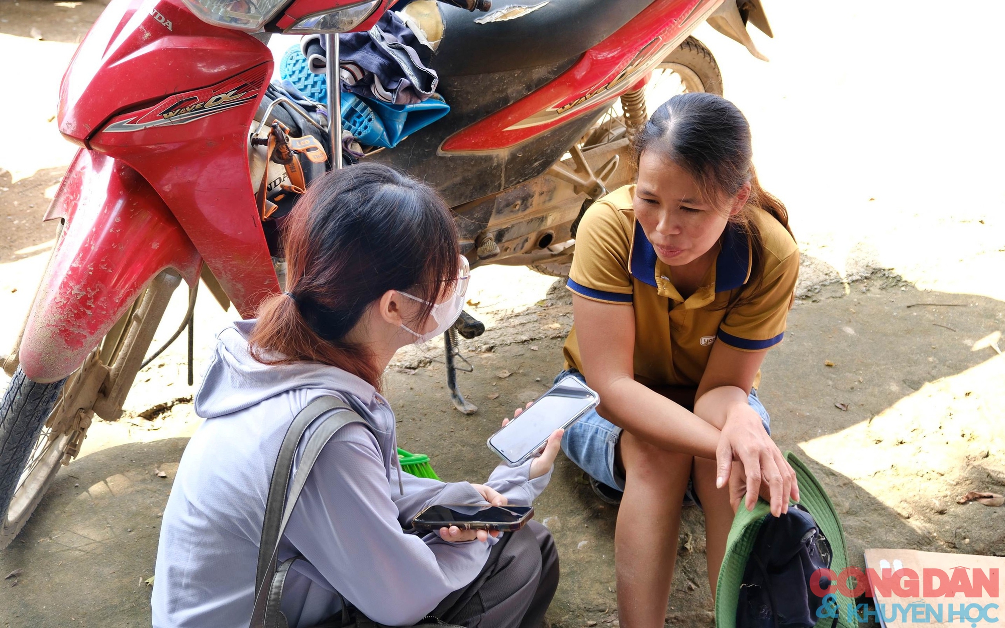 Người dân Ngô Đạo vẫn đang ngập trong lũ, oằn mình khắc phục hậu quả- Ảnh 9. Người dân Ngô Đạo vẫn đang ngập trong lũ, oằn mình khắc phục hậu quả- Ảnh 9.