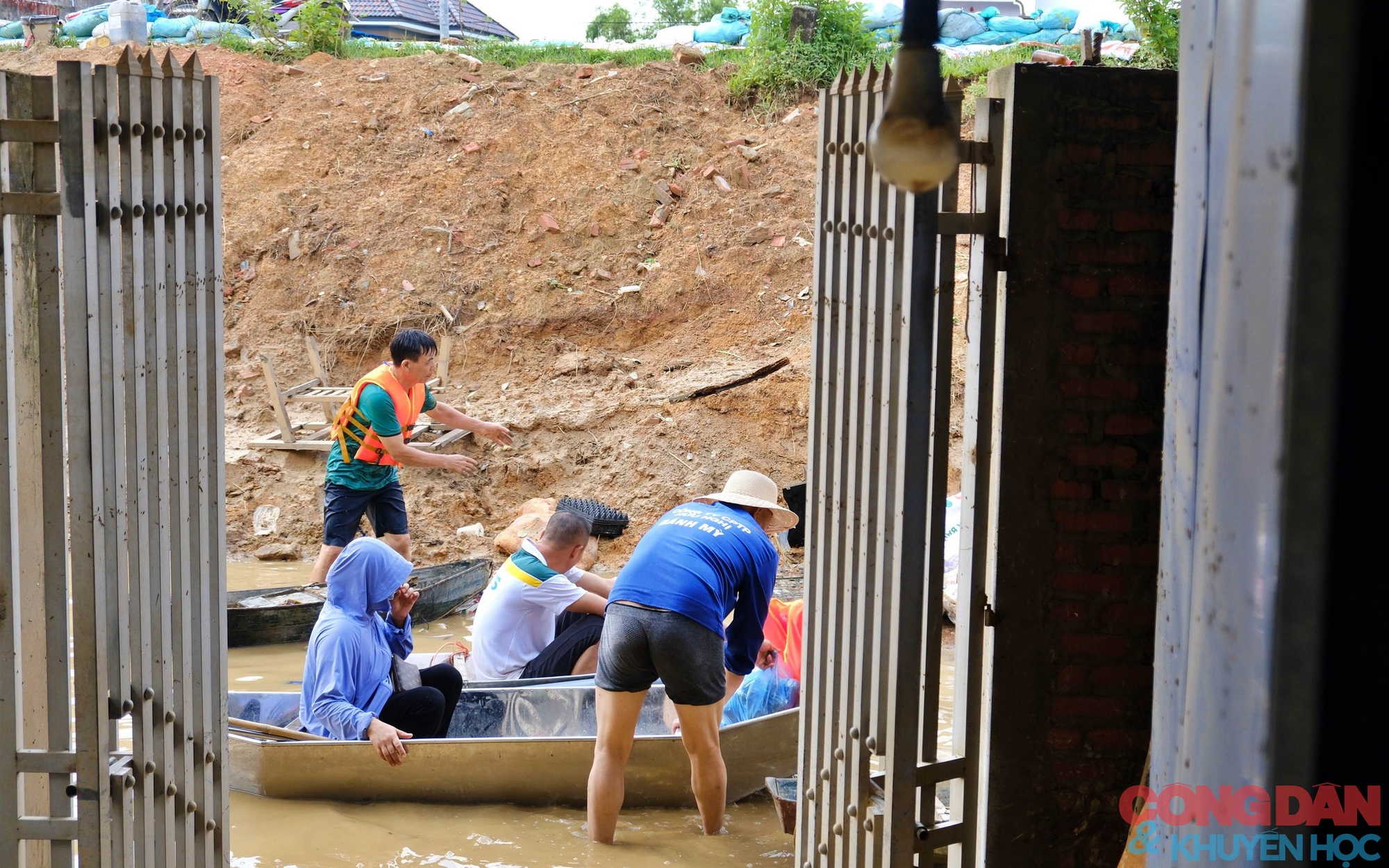 Người dân Ngô Đạo vẫn đang ngập trong lũ, oằn mình khắc phục hậu quả- Ảnh 12. Người dân Ngô Đạo vẫn đang ngập trong lũ, oằn mình khắc phục hậu quả- Ảnh 12.