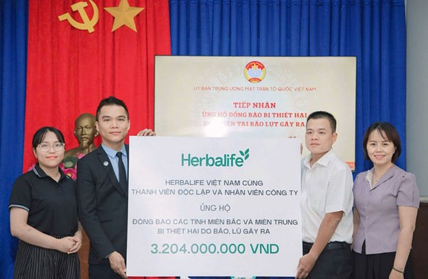 Herbalife Việt Nam đóng góp hơn 3,2 tỷ đồng chung tay hỗ trợ đồng bào vùng bão lũ - Ảnh 1.