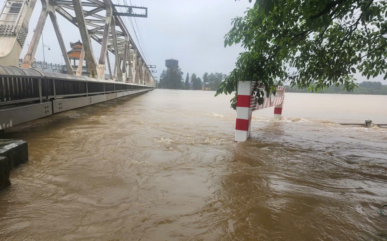 Đường sắt chuyển tải khẩn cấp 4.576 khách vì mưa lũ - Ảnh 1.