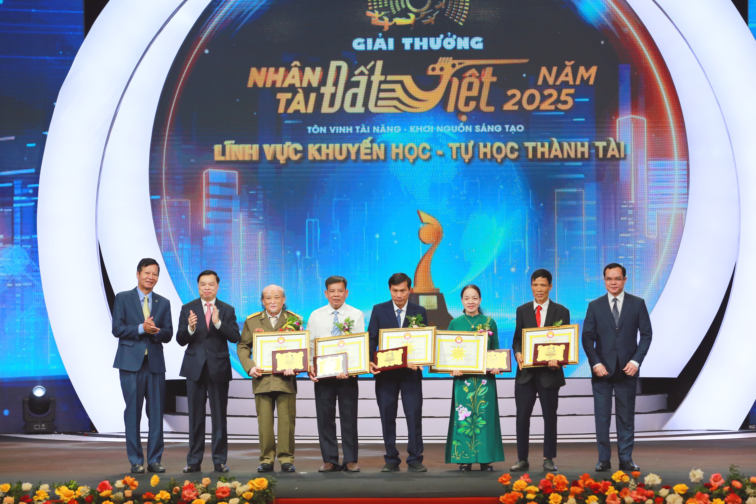 Những hình ảnh đẹp của Lễ Trao giải Nhân tài Đất Việt 2025 - Ảnh 7.